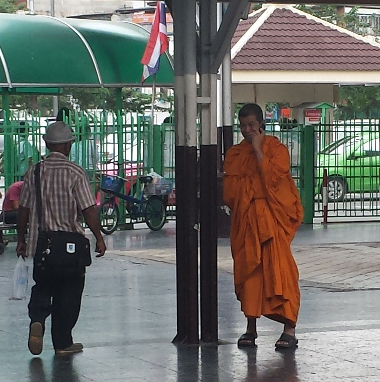 Banegård i Bangkok med munk (beskåret)