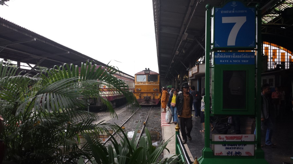 Banegård i Bangkok med vores tog