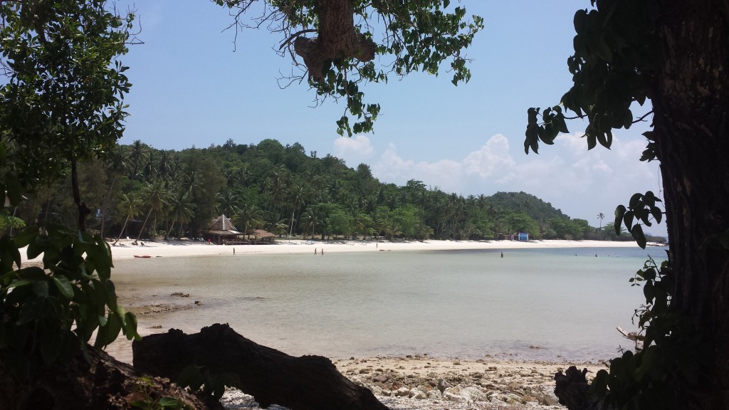 Koh Talu view strand med traeer som forgrund