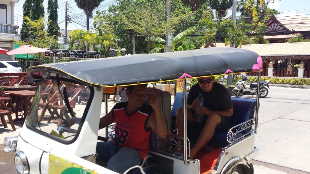 Thomas og Sun i tuktuk
