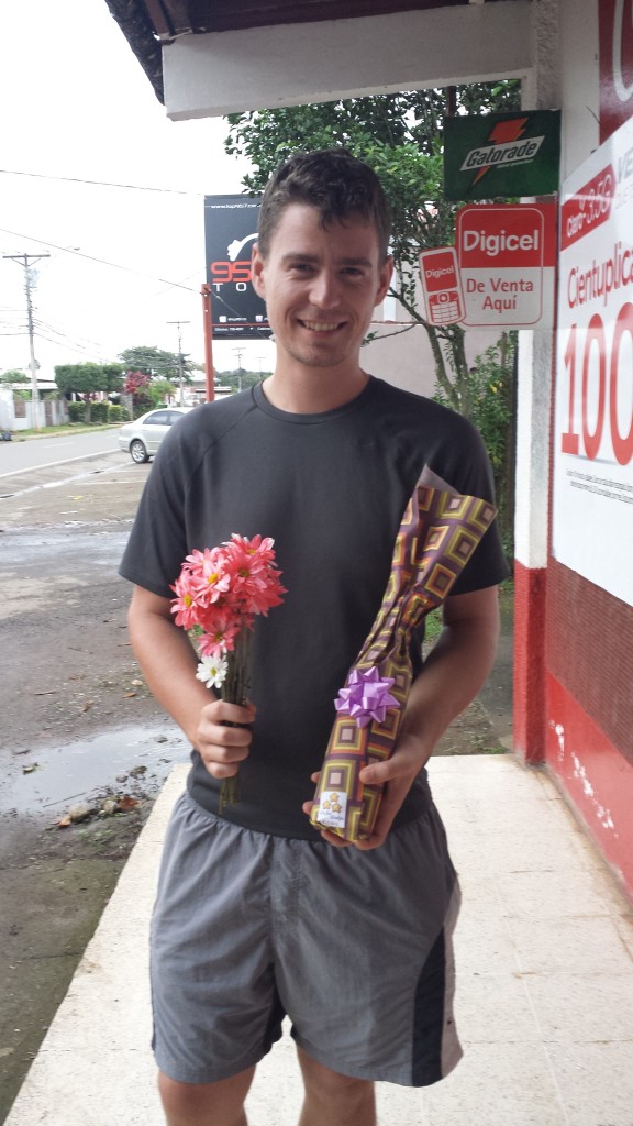 Thomas med blomster og gave